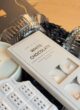 Бокс SWEET SECRET: набір чайних свічок White Chocolate і керамічний будиночок крупним планом