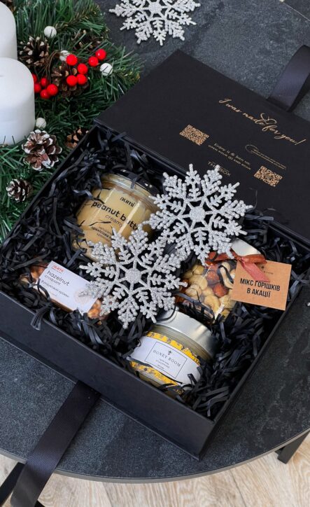 Бокс SANTA, HONEY: чорна коробка з баночками меду й горіхів, сріблястими сніжинками та ялиною