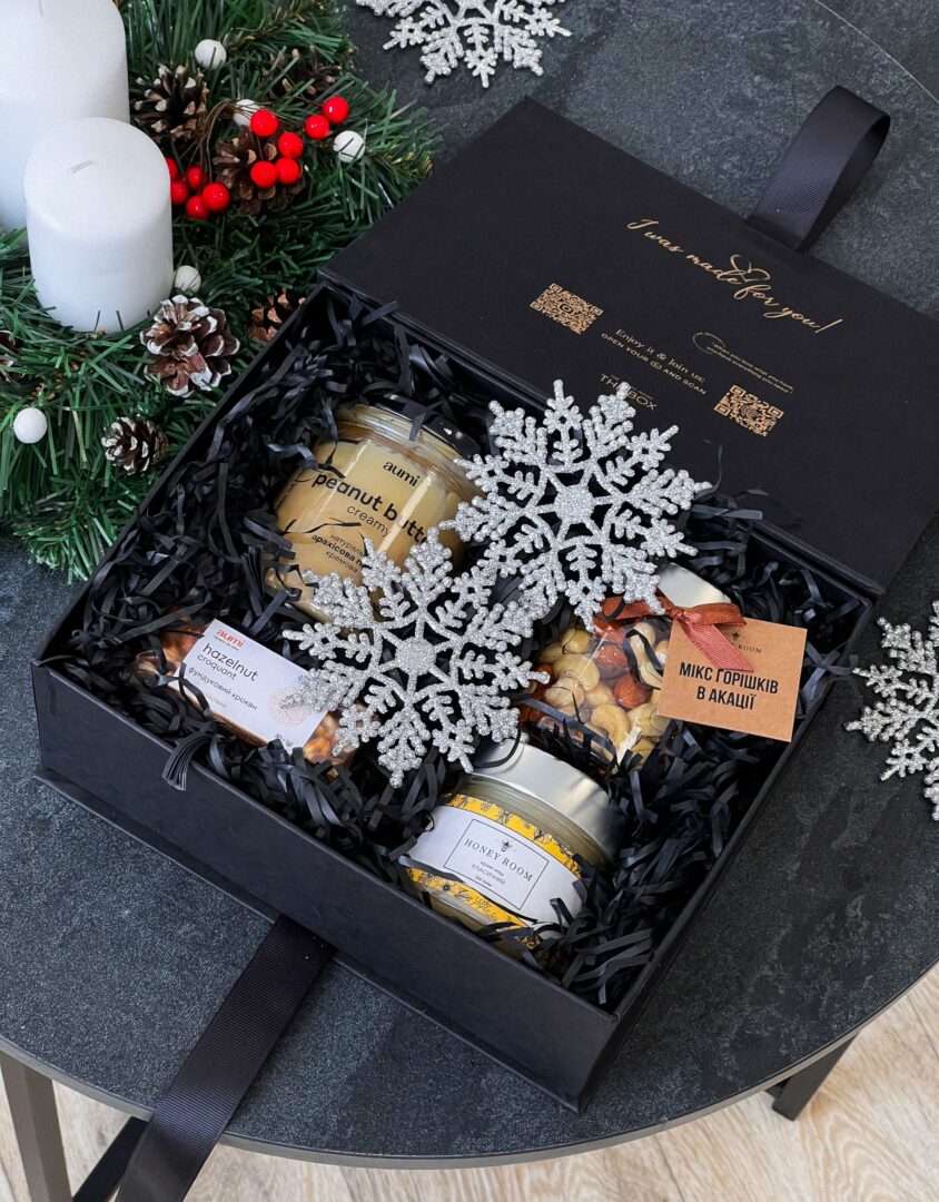 Бокс SANTA, HONEY: чорна коробка з баночками меду й горіхів, сріблястими сніжинками та ялиною