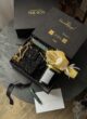 CRYSTAL GLAM згори: чорна коробка з написом I was made for you, сумочкою, свічкою та жовтим букетом