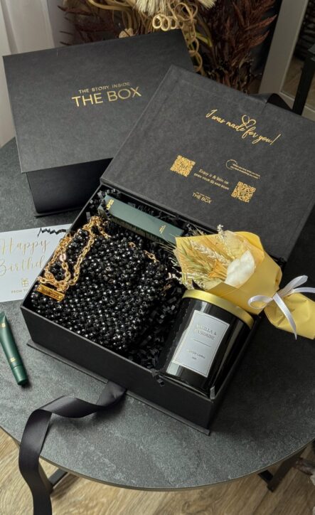 Бокс CRYSTAL GLAM: чорна коробка з сумочкою з чорних намистин, свічкою, букетом сухоцвітів і листівкою Happy Birthday