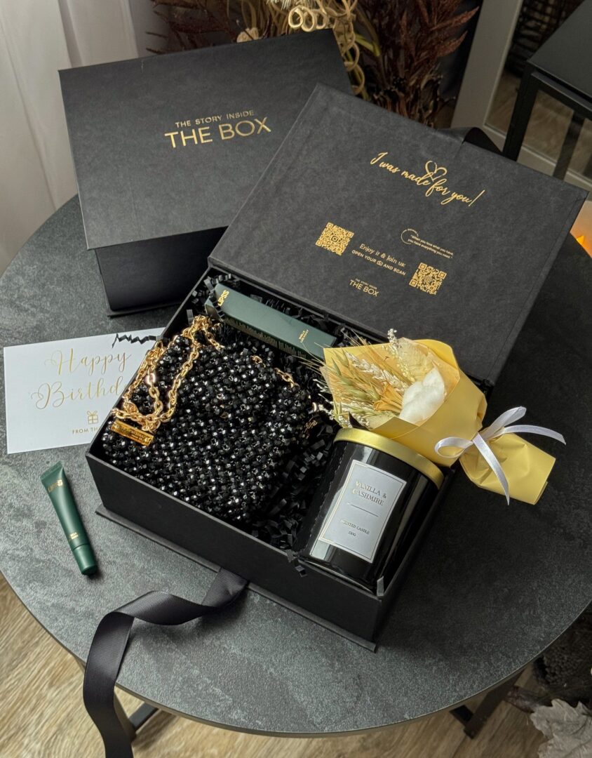 Бокс CRYSTAL GLAM: чорна коробка з сумочкою з чорних намистин, свічкою, букетом сухоцвітів і листівкою Happy Birthday