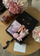 Бокс SPRING MUSE: коробка на круглому столі з гортензіями та мідними шишками