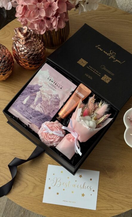 Бокс SPRING MUSE: чорна коробка з маскою Centella, кремом Glamour, мильною квіткою й сухоцвітами, листівка Best wishes