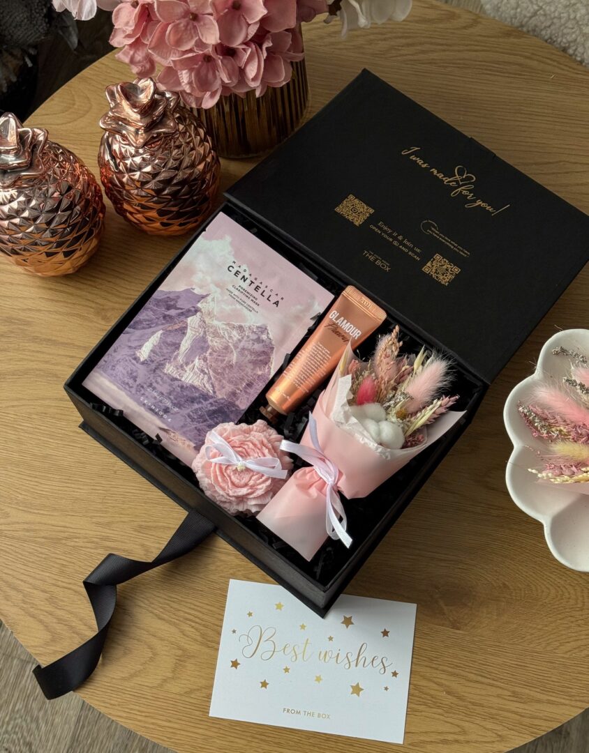 Бокс SPRING MUSE: чорна коробка з маскою Centella, кремом Glamour, мильною квіткою й сухоцвітами, листівка Best wishes