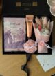 Бокс SPRING MUSE: відкрита коробка зверху, маска Centella, крем для рук, мильна квітка та букет
