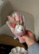 Бокс SPRING MUSE: букетик рожевих сухоцвітів із бавовною в руці