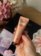 Бокс SPRING MUSE: крем для рук Glamour у мідному тюбику в руці