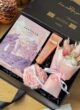 Бокс SPRING MUSE: вміст під кутом, рожева мильна квітка та букет у рожевій обгортці