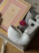 Бокс PEACEFUL LADY: свічка-мушля, сірники та крем Rituals поруч зі щоденником крупним планом