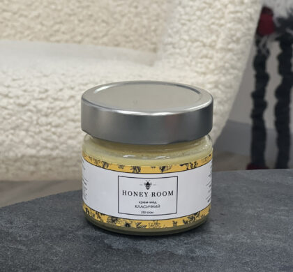 Крем-мед класичний 250г: скляна баночка Honey Room зі срібною кришкою на темному камені