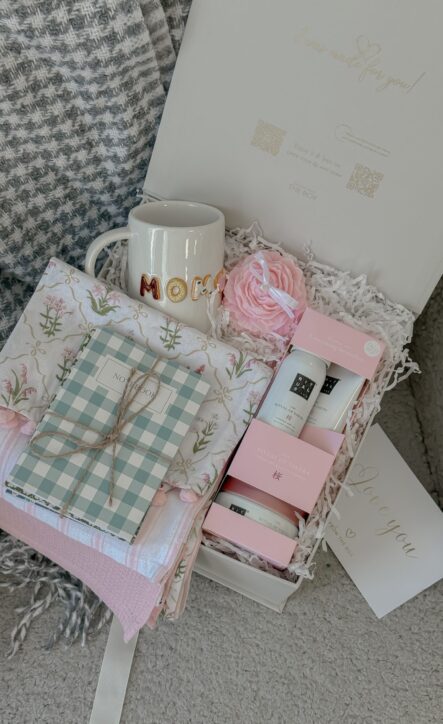 Бокс MOM: світла коробка з чашкою MOM, рушником у клітинку, косметикою Rituals і пледом