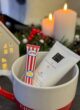 Бокс WARM KISSES: бальзам LIPSS і крем Rituals усередині кухля на тлі свічок