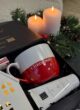 Бокс WARM KISSES: кухоль Christmas, будиночок і крем у коробці біля хвойного вінка