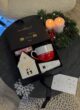 Бокс WARM KISSES: коробка на темному столі з вінком, сніжинкою та листівкою Best wishes