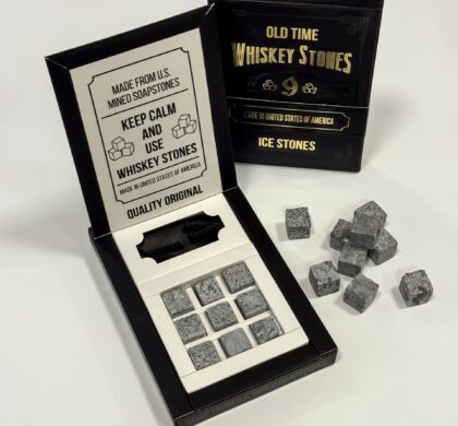 Камені для віскі Old Time Whiskey Stones з боксу WHISKEY TIME: відкрита чорна коробка і сірі кубики поруч