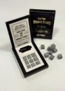 Камені для віскі Old Time Whiskey Stones з боксу WHISKEY TIME: відкрита чорна коробка і сірі кубики поруч