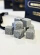 Каміння для охолодження напоїв «ON THE ROCKS»: купка сірих кубиків зі стеатиту на білому столі