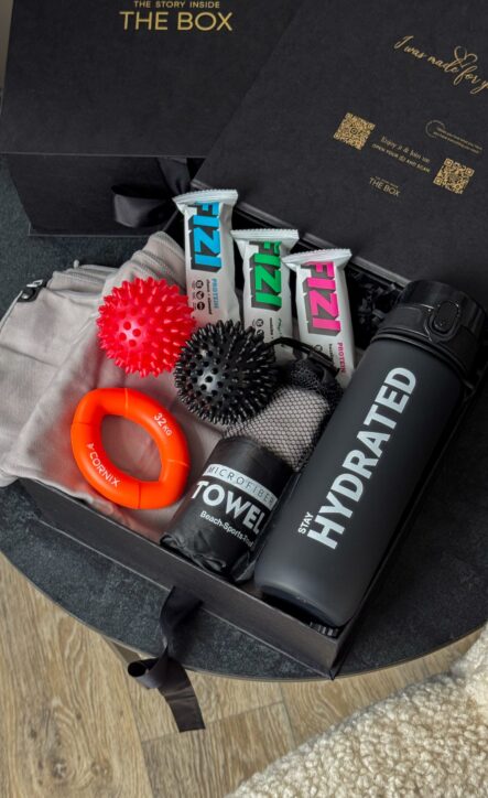 Бокс FITNESS BOX: чорна коробка з пляшкою Stay Hydrated, рушником, масажними м'ячиками, еспандером і батончиками FIZI