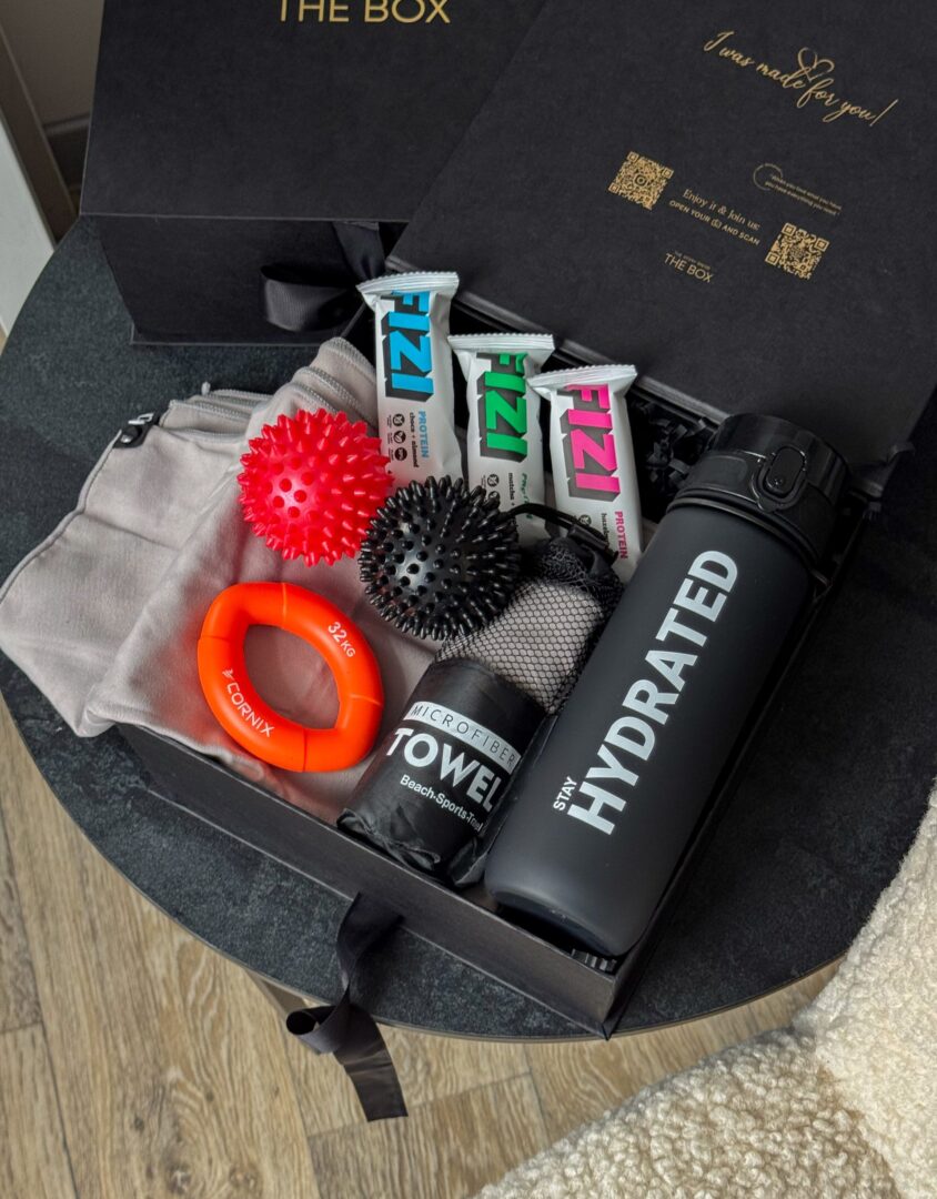 Бокс FITNESS BOX: чорна коробка з пляшкою Stay Hydrated, рушником, масажними м'ячиками, еспандером і батончиками FIZI