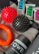 Бокс FITNESS BOX зблизька: м'ячики з шипами, еспандер і рушник з мікрофібри в чохлі