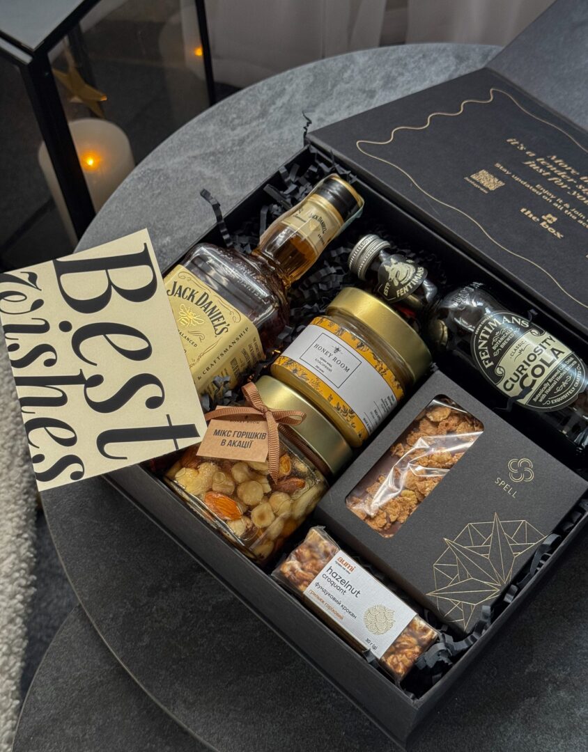 Бокс SWEET VIBES: чорна коробка з Jack Daniel's, банками горіхів, шоколадом SPELL і лимонадом, листівка Best wishes