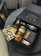 Бокс SWEET VIBES: коробка зверху на темному столі з листівкою Best wishes збоку