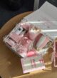 Бокс ALICE: відкрита біла коробка з косметикою Rituals, смугастою чашкою, свічкою-півонією, сухоцвітами та листівкою Happy Birthday