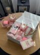 Бокс ALICE на круглому столі поруч із рожевим кошиком і свічкою: коробка з чашкою, сухоцвітами та листівкою