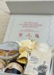 COOKIE & TEA: відкрита кришка з написом More than a Gift над печивом, букетом і чаєм
