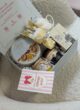 COOKIE & TEA на пухнастому кріслі: бокс збоку з листівкою в рожеву смужку попереду
