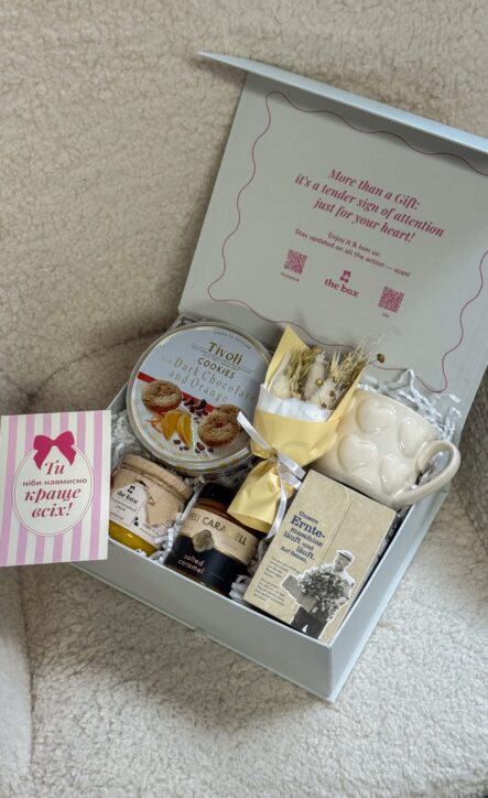 Бокс COOKIE & TEA: світла коробка з печивом Tivoli, чашкою з сердечками, сухоцвітами, карамеллю та чаєм