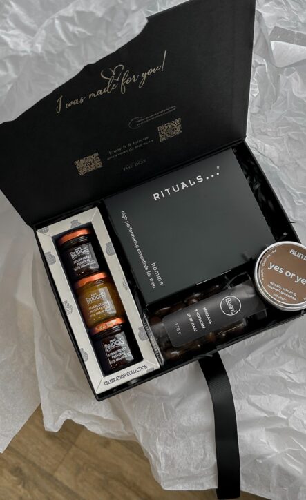 Бокс GREETINGS: чорна коробка з набором Rituals, трьома баночками горіхів і свічкою Aumi Yes or yes