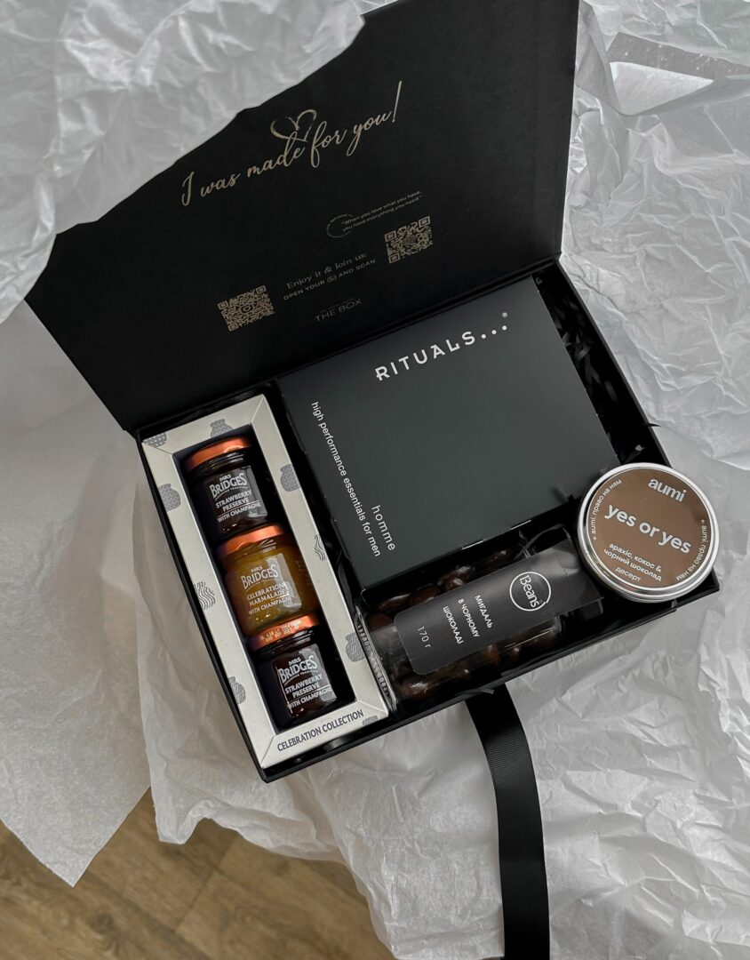 Бокс GREETINGS: чорна коробка з набором Rituals, трьома баночками горіхів і свічкою Aumi Yes or yes