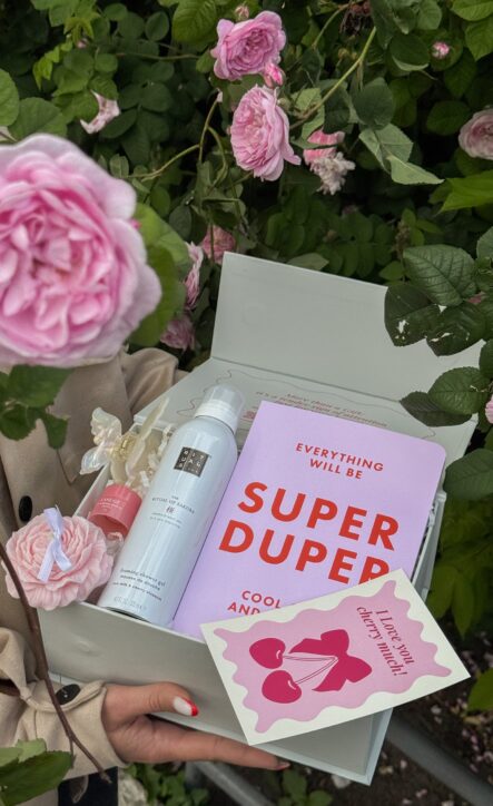 Бокс BLOSSOM BOX серед троянд: піна Rituals, блокнот Super Duper і листівка I love you cherry much