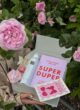 Бокс BLOSSOM BOX серед троянд: піна Rituals, блокнот Super Duper і листівка I love you cherry much