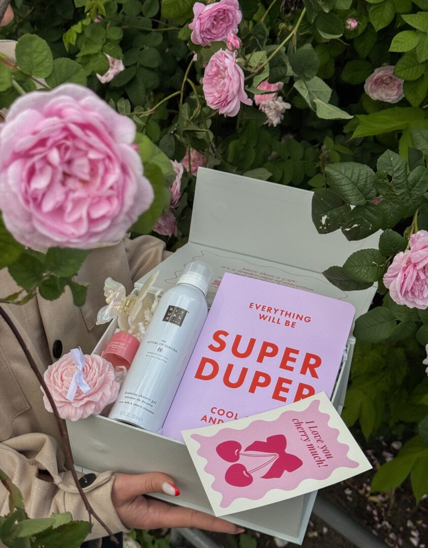 Бокс BLOSSOM BOX серед троянд: піна Rituals, блокнот Super Duper і листівка I love you cherry much