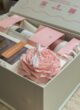 Бокс PEONY: рожева свічка у формі півонії та шоколад Caramel & Salt зблизька