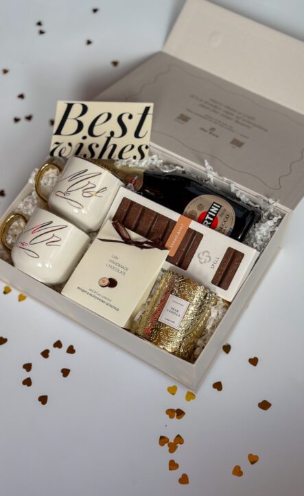 Бокс MARRY ME: світла коробка з чашками Mr і Mrs, шоколадом і листівкою Best wishes серед конфеті-сердечок