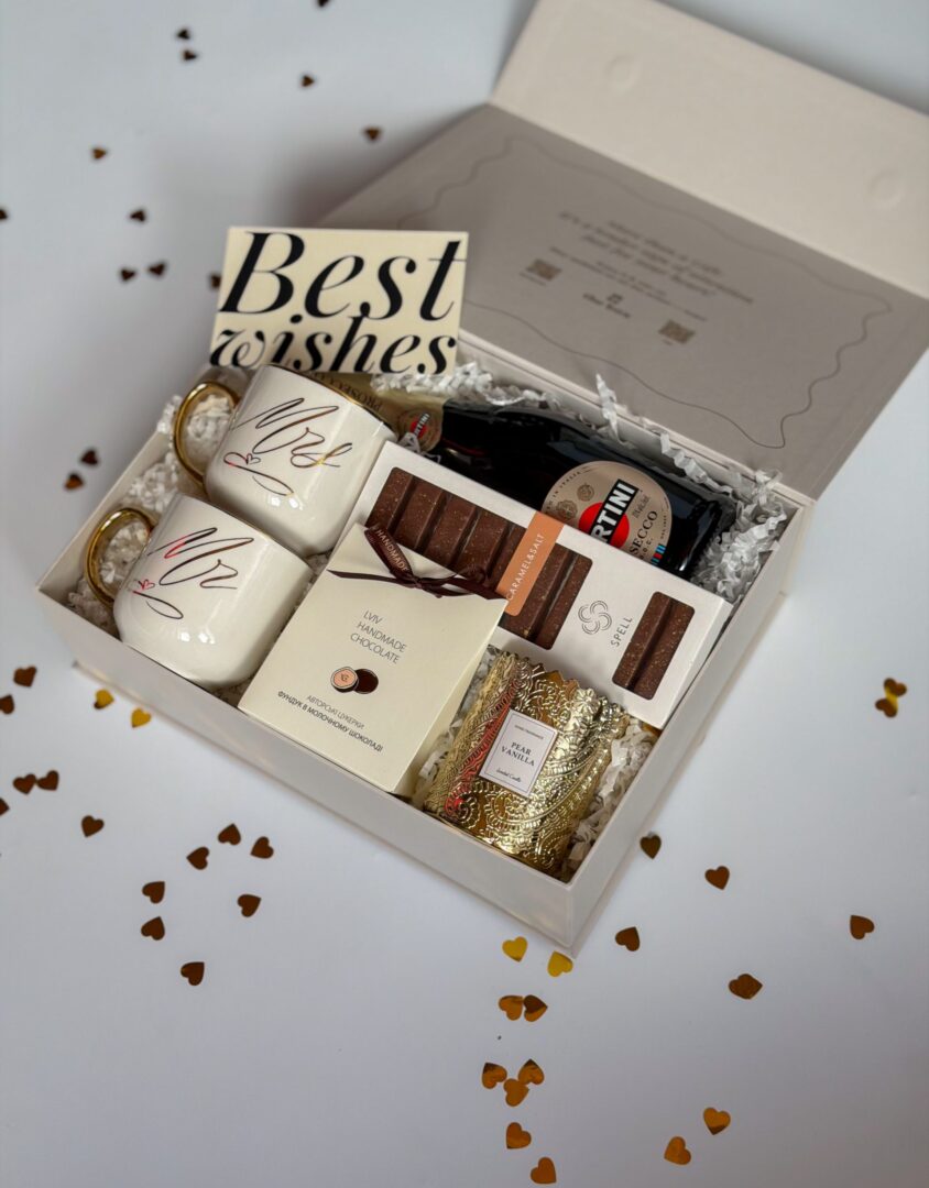 Бокс MARRY ME: світла коробка з чашками Mr і Mrs, шоколадом і листівкою Best wishes серед конфеті-сердечок