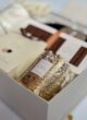 Бокс MARRY ME: золота свічка Pure Vanilla та шоколад у коробці зблизька