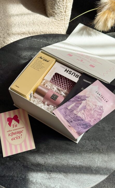 Бокс HEY, BEAUTY: біла коробка з косметикою Rituals, гребінцем Janeke, маскою Centella і рожевою листівкою з бантиком