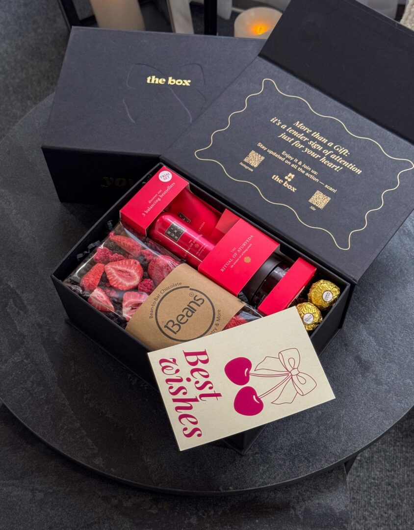 Бокс LOVE SECRET: чорна коробка з косметикою Rituals, шоколадом Beans і листівкою Best wishes