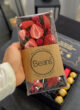 Бокс LOVE SECRET: плитка шоколаду Beans із сублімованою полуницею в руці