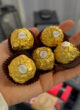 Бокс LOVE SECRET: пʼять цукерок Ferrero Rocher на долоні