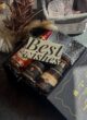 DELIGHTFUL згори: коробка з Chivas Regal, склянкою, Assorted Nuts, Spell Caramell і сухоцвітами поруч