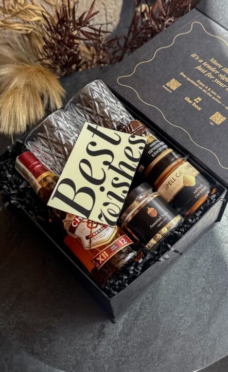 Бокс DELIGHTFUL: чорна коробка з віскі Chivas Regal 12, кришталевою склянкою, закусками та листівкою Best wishes