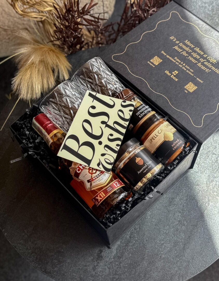 Бокс DELIGHTFUL: чорна коробка з віскі Chivas Regal 12, кришталевою склянкою, закусками та листівкою Best wishes