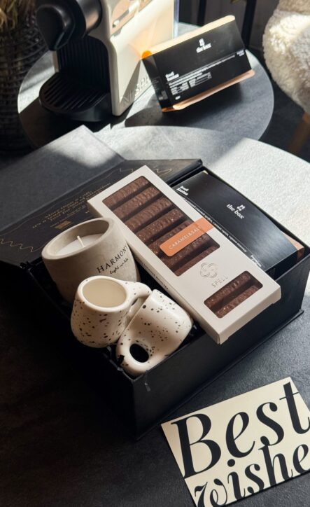 Бокс RISTRETTO TIME: чорна коробка зі свічкою Harmony, двома чашками в крапку, шоколадом Spell і листівкою Best wishes