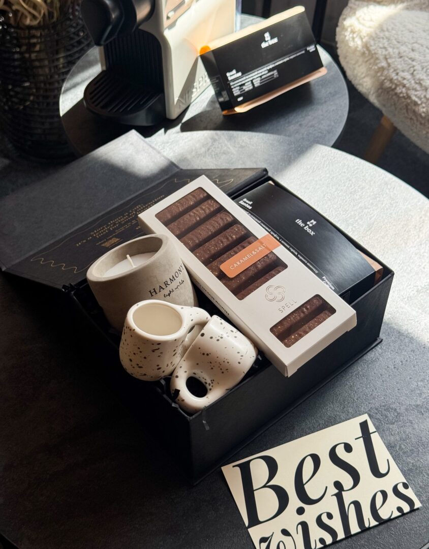 Бокс RISTRETTO TIME: чорна коробка зі свічкою Harmony, двома чашками в крапку, шоколадом Spell і листівкою Best wishes